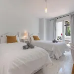 Bright With Swimming Pool And Beachfront シャレー マルベーリャ