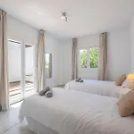 Bright With Swimming Pool And Beachfront シャレー