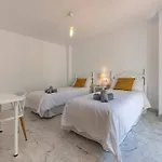 Bright With Swimming Pool And Beachfront シャレー