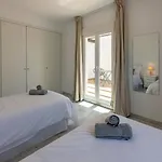 Bright With Swimming Pool And Beachfront シャレー
