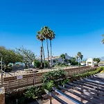 Bright With Swimming Pool And Beachfront シャレー *
