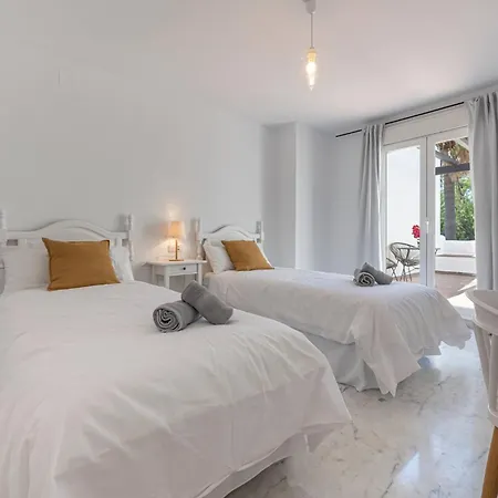 Bright With Swimming Pool And Beachfront Dağ evi Marbella