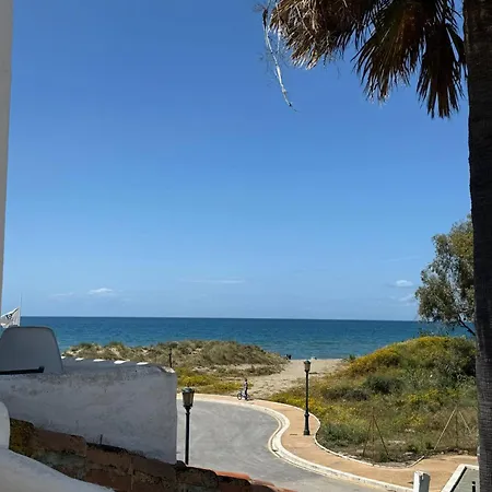 Bright With Swimming Pool And Beachfront شاليه *