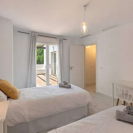 Bright With Swimming Pool And Beachfront Horská chata *