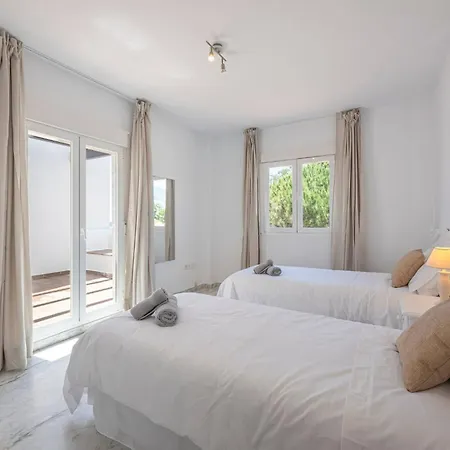 Bright With Swimming Pool And Beachfront شاليه