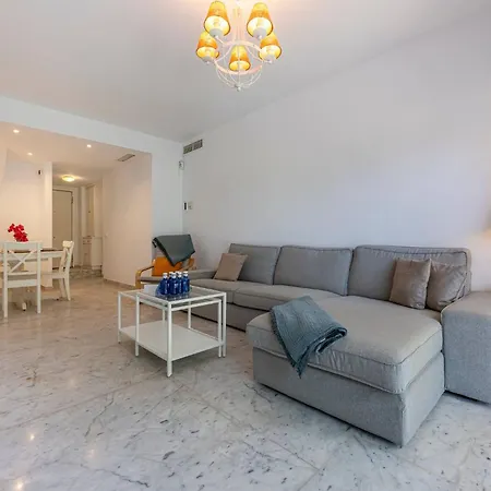 Bright With Swimming Pool And Beachfront شاليه ماربيا