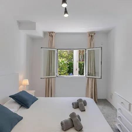 Bright With Swimming Pool And Beachfront Marbella