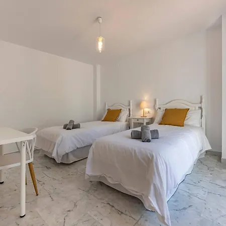 Bright With Swimming Pool And Beachfront Dağ evi