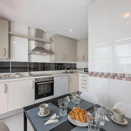 Bright With Swimming Pool And Beachfront Dağ evi Marbella