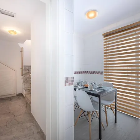 Dağ evi Bright With Swimming Pool And Beachfront *