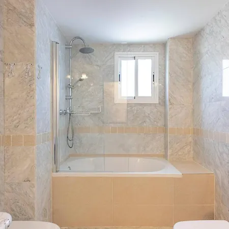 Horská chata Bright With Swimming Pool And Beachfront Marbella