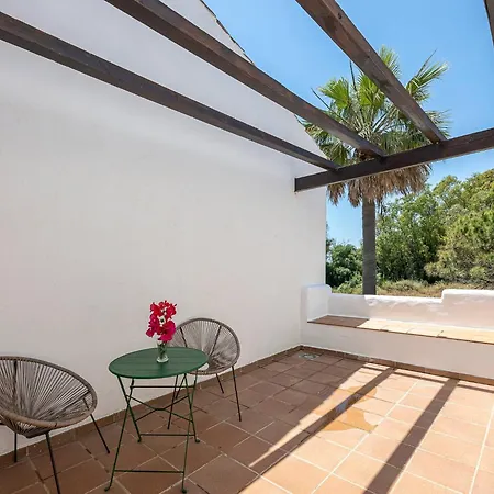 Bright With Swimming Pool And Beachfront *