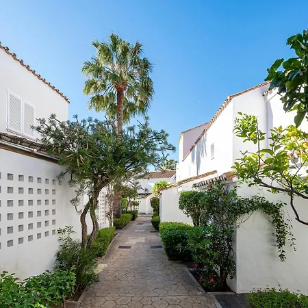 Bright With Swimming Pool And Beachfront Dağ evi Marbella