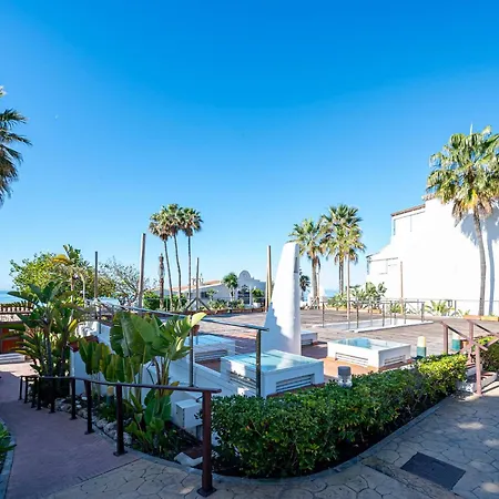 Dağ evi Bright With Swimming Pool And Beachfront