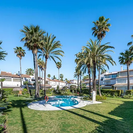 Dağ evi Bright With Swimming Pool And Beachfront