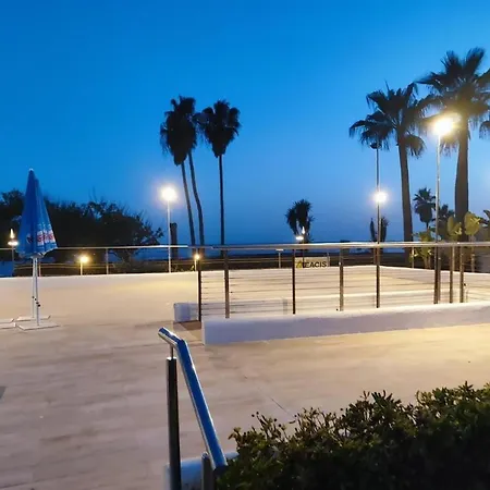 Bright With Swimming Pool And Beachfront *