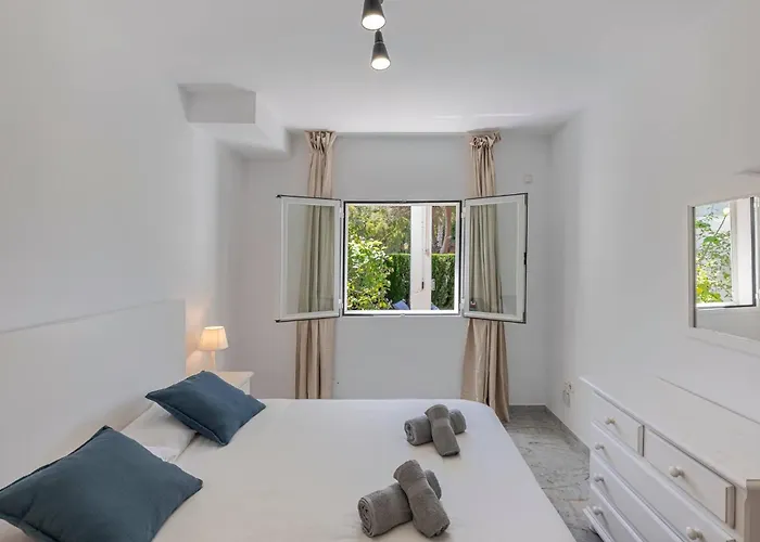 Bright With Swimming Pool And Close To Sea Marbella