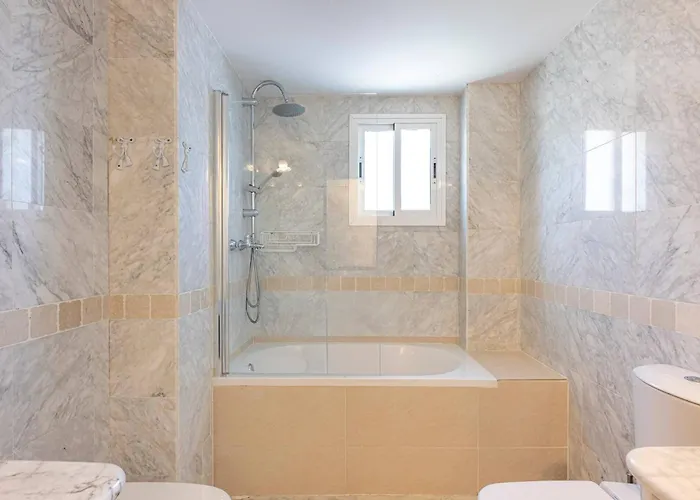 シャレー Bright With Swimming Pool And Close To Sea マルベーリャ
