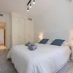 Bright With Swimming Pool And Beachfront *